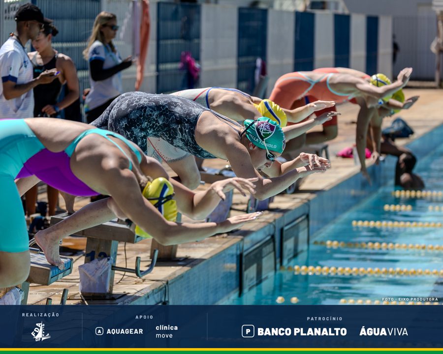 Foto de competição com faixa de patrocinadores